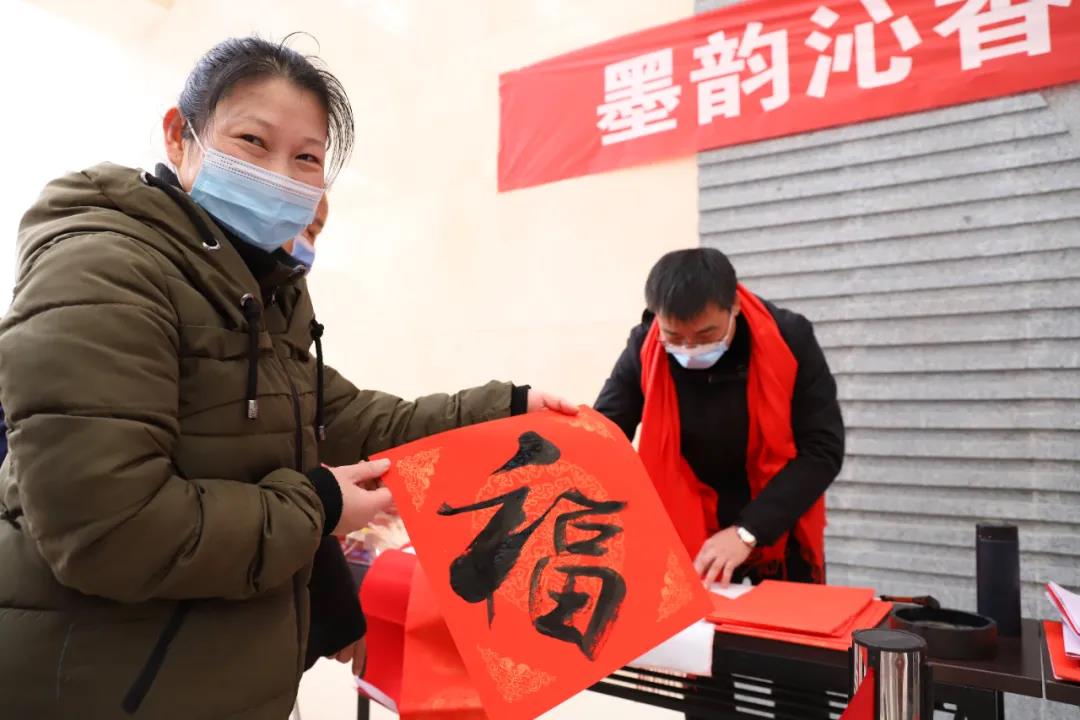 【翰墨迎春】宿遷市書(shū)法家協(xié)會(huì)書(shū)法家走進(jìn)市鐘吾醫(yī)院寫(xiě)春聯(lián)、送祝福(圖4)