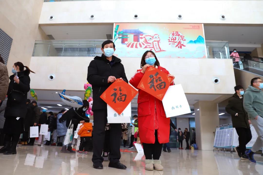 【翰墨迎春】宿遷市書(shū)法家協(xié)會(huì)書(shū)法家走進(jìn)市鐘吾醫(yī)院寫(xiě)春聯(lián)、送祝福(圖5)