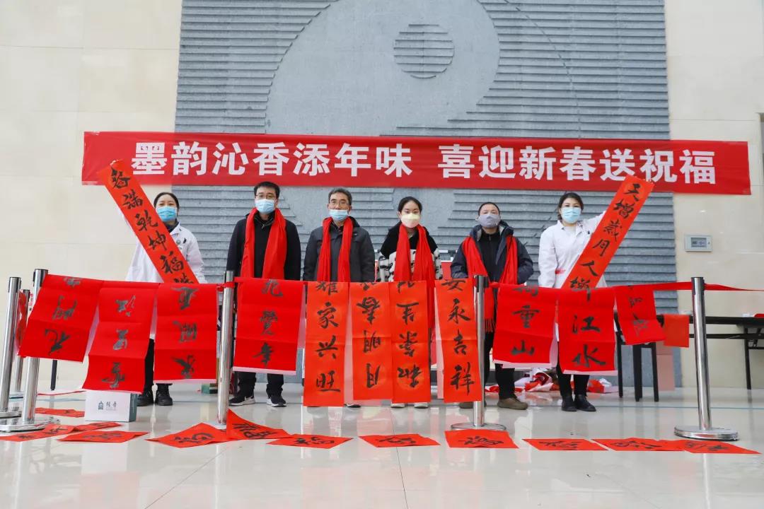 【翰墨迎春】宿遷市書(shū)法家協(xié)會(huì)書(shū)法家走進(jìn)市鐘吾醫(yī)院寫(xiě)春聯(lián)、送祝福(圖6)